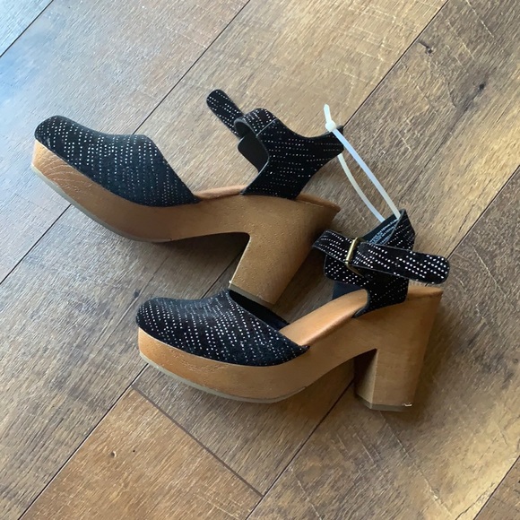 NWOT Clogs - Picture 4 of 5